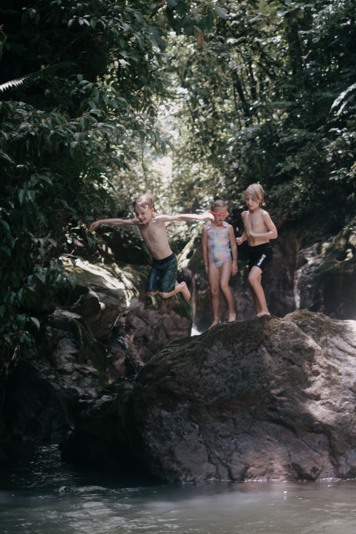 Children exploring nature in Kinkára